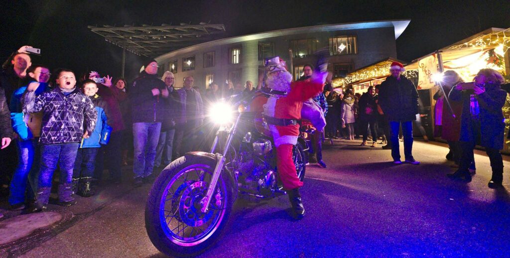 Weihnachtsmann mit Motorrad auf dem Adventmarktin Burgkirchen