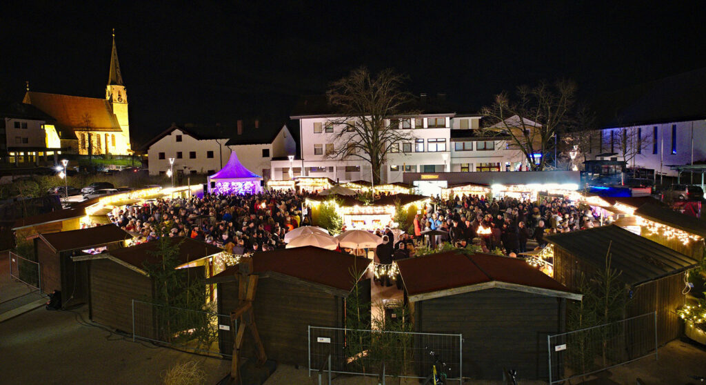 Adventmarkt am Bürgerplatz in Burgkirchen