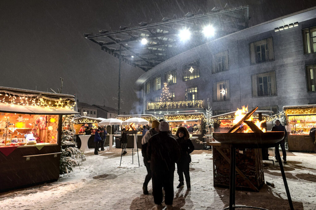 Adventmarkt in Burgkirchen mit Schnee