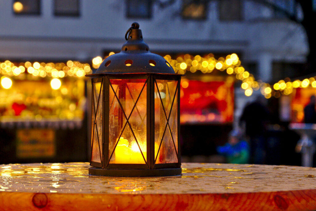 Leuchtende Laterne am Adventmarkt in Burgkirchen
